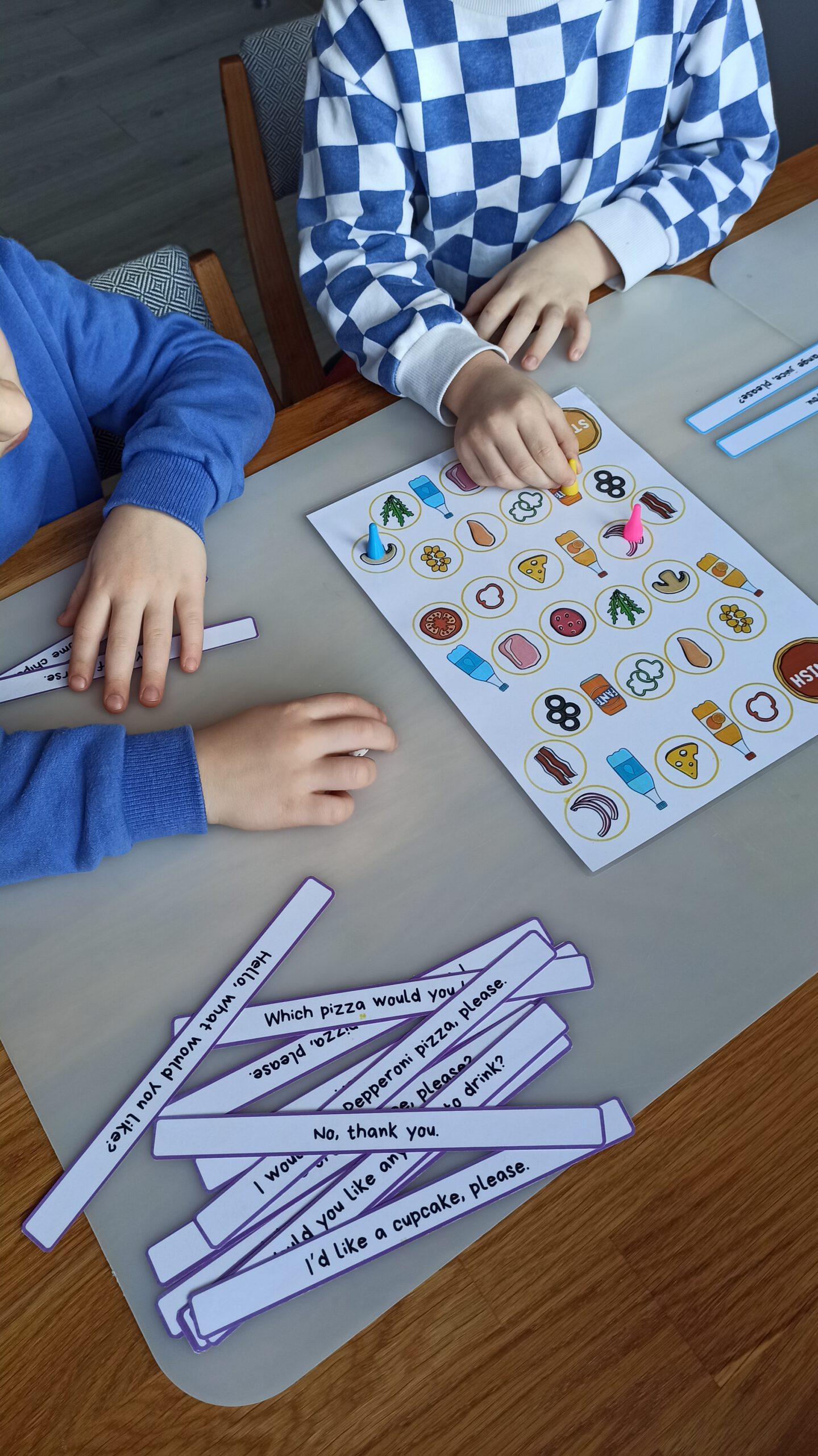 Nauka emocji po angielsku poprzez autorskie gry i karty edukacyjne w szkole Step by Step.