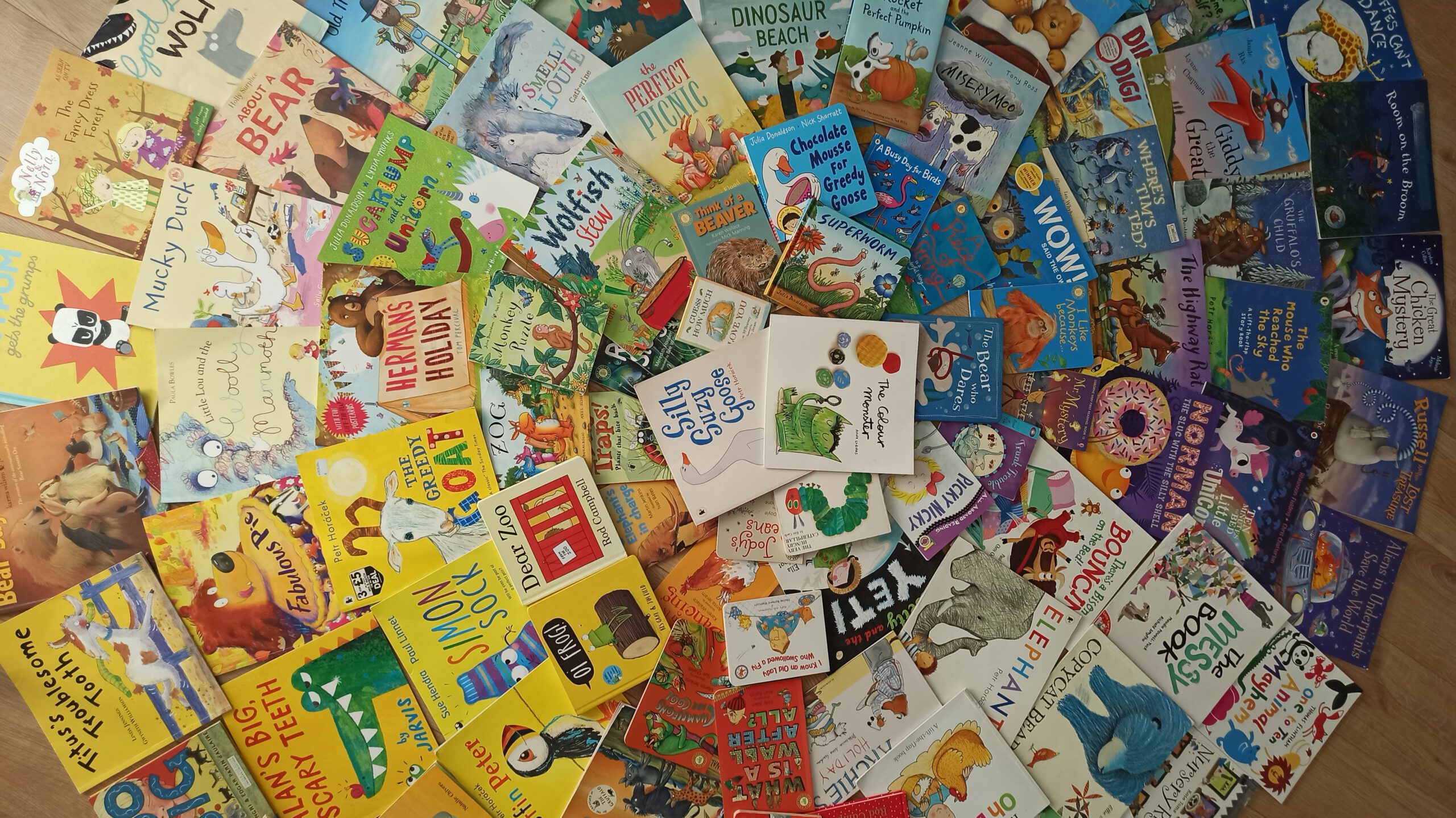 Bogata biblioteka anglojęzycznych książek obrazkowych i autorskich pomocy dydaktycznych w Step by Step.